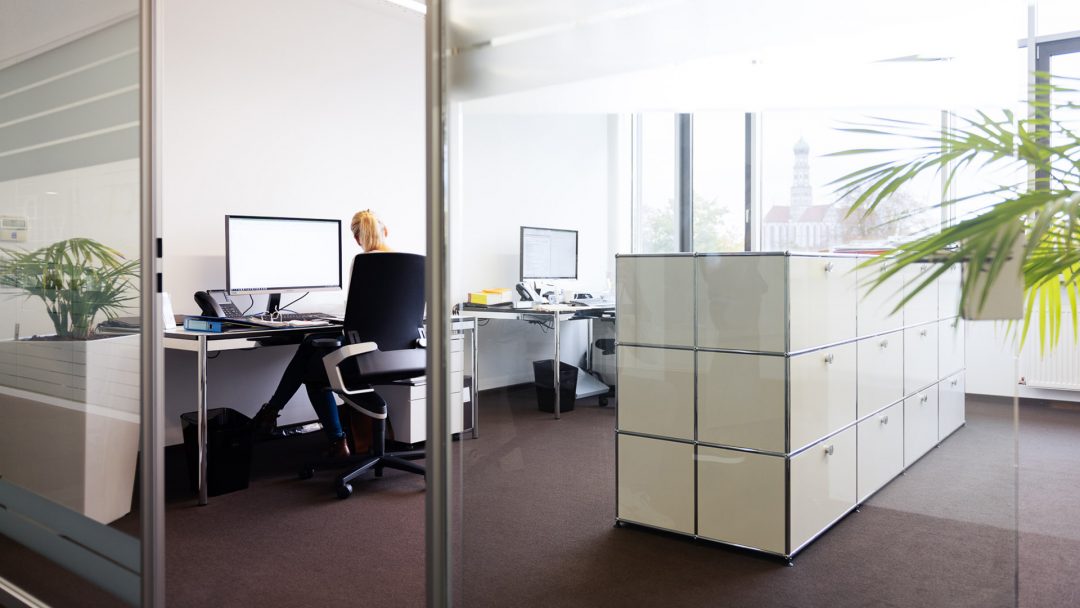 Steuerberaterin im hell und freundlich eingerichtetem Büro.