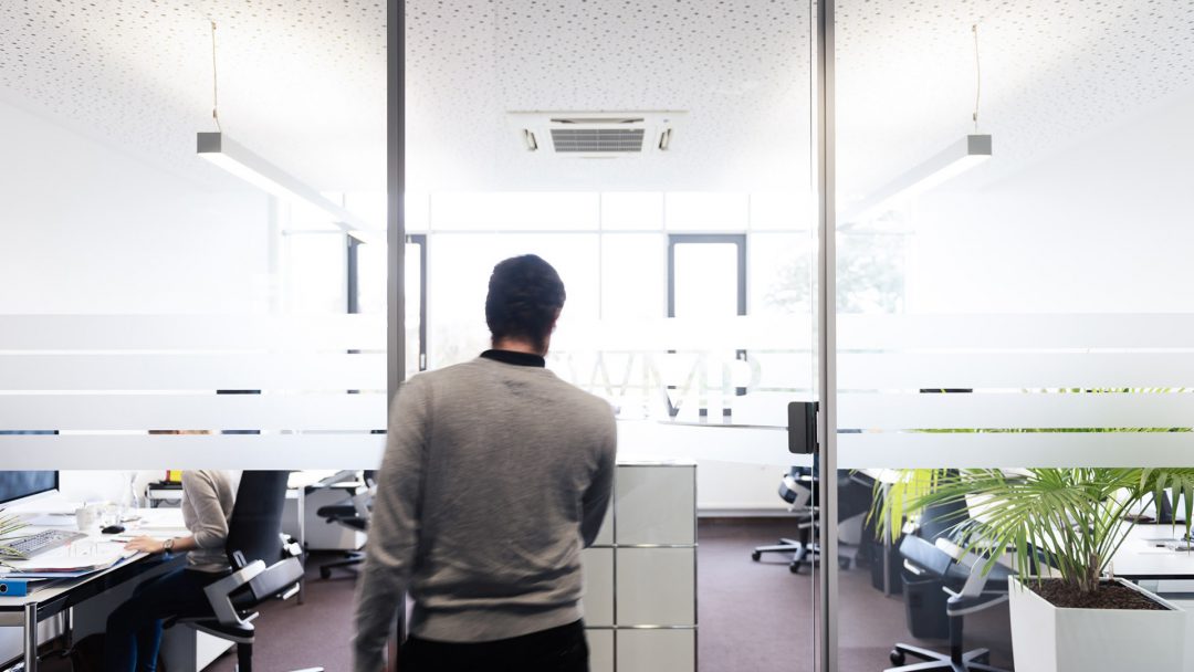 Sebastian auf dem Weg zur Teambesprechung.