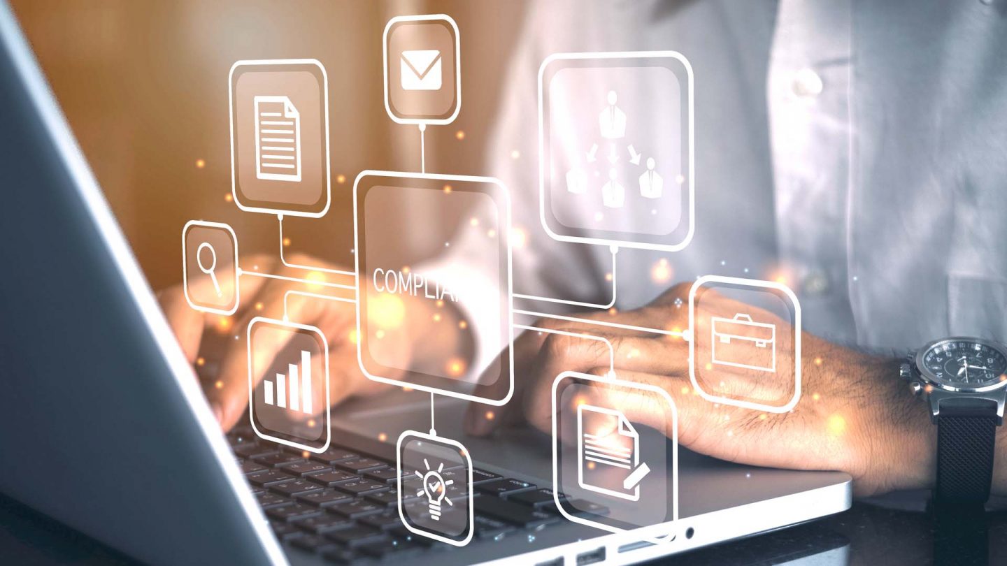 Geschäftsmann mit Laptop, der Informationen an das Transparenzregister elektronisch überträgt